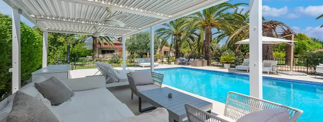 Lounge utomhus med utsikt över poolen, finca till salu i Binissalem, Mallorca