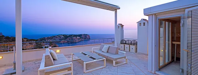Takterrass med havsutsikt i skymningen, takvåning till salu i Port d'Andratx, Mallorca