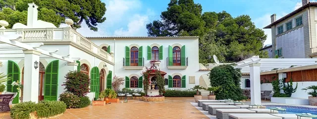 Villa att hyra i Cala Major – helrenoverad lyxvilla i mallorkinsk stil med havsutsikt, uppvärmd pool, terrasser och uteplatser med medelhavskaraktär.