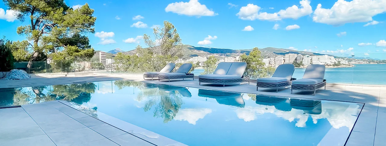 Poolterrass med havsutsikt, villa till salu i Cala Vinyes, Mallorca