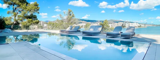 Poolterrass med havsutsikt, villa till salu i Cala Vinyes, Mallorca