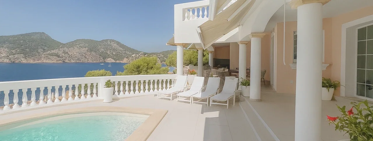 Poolterrass med havsutsikt, villa till salu i Camp de Mar, Mallorca