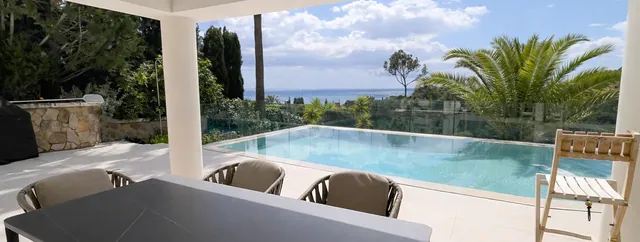 Matplats utomhus med utsikt över poolen med havsutsikt, villa att hyra i Costa d'en Blanes, Mallorca