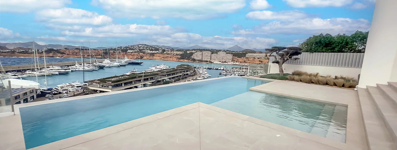 Infinitypool med havsutsikt, villa till salu i El Toro, Mallorca