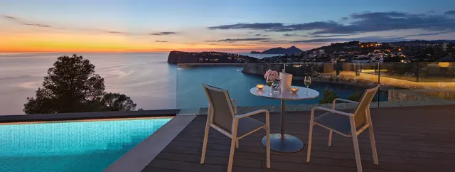 Infinitypool med havsutsikt i skymningen, villa till salu i Port d'Andratx, Mallorca