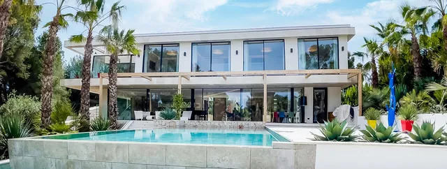 Exteriör med utsikt över poolen, villa till salu i Santa Ponsa, Mallorca