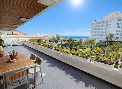 Inmobiliaria Can Pastilla con ático moderno con vistas al mar, terraza en la azotea y cercanía a la playa en Palma de Mallorca